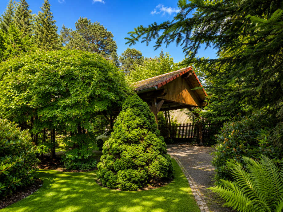 Garten Blick zum Carport Villa Gohrisch