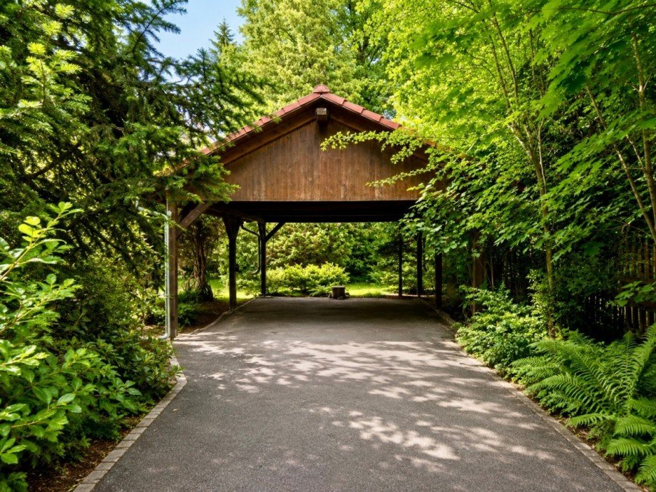 Carport mit Zufahrt Villa Gohrisch